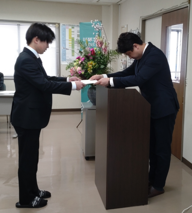真新しいスーツに身を包み、少し緊張した面持ち･･